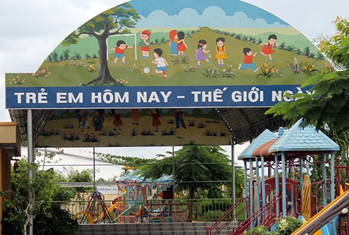 S&acirc;n khấu tiền chế trị gi&aacute; gần nửa tỷ đồng ở Trường mầm non c&oacute; 130 b&eacute; đang theo học. Ảnh:&nbsp;Cửu Long.