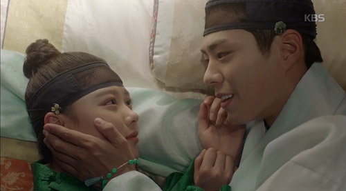 M&acirc;y họa &aacute;nh trăng tập 13: Kim Yoo Jung trao người y&ecirc;u nụ h&ocirc;n từ biệt