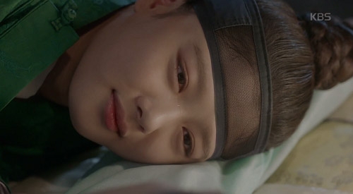 M&acirc;y họa &aacute;nh trăng tập 13: Kim Yoo Jung trao người y&ecirc;u nụ h&ocirc;n từ biệt