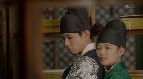 M&acirc;y họa &aacute;nh trăng tập 13: Kim Yoo Jung trao người y&ecirc;u nụ h&ocirc;n từ biệt