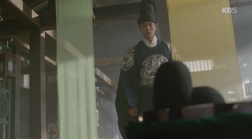 M&acirc;y họa &aacute;nh trăng tập 13: Kim Yoo Jung trao người y&ecirc;u nụ h&ocirc;n từ biệt