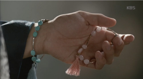 M&acirc;y họa &aacute;nh trăng tập 13: Kim Yoo Jung trao người y&ecirc;u nụ h&ocirc;n từ biệt