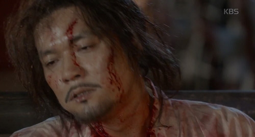 M&acirc;y họa &aacute;nh trăng tập 13: Kim Yoo Jung trao người y&ecirc;u nụ h&ocirc;n từ biệt