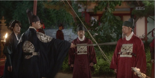 M&acirc;y họa &aacute;nh trăng tập 13: Kim Yoo Jung trao người y&ecirc;u nụ h&ocirc;n từ biệt