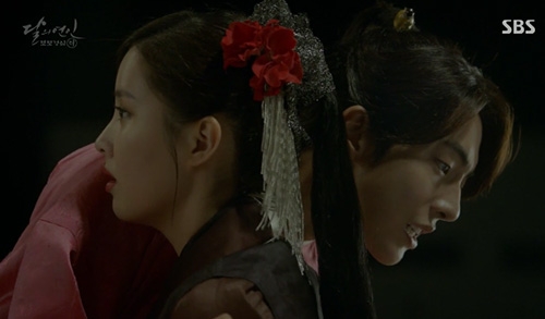 Người t&igrave;nh &aacute;nh trăng tập 12: IU từ chối lời cầu h&ocirc;n từ Lee Jun Ki