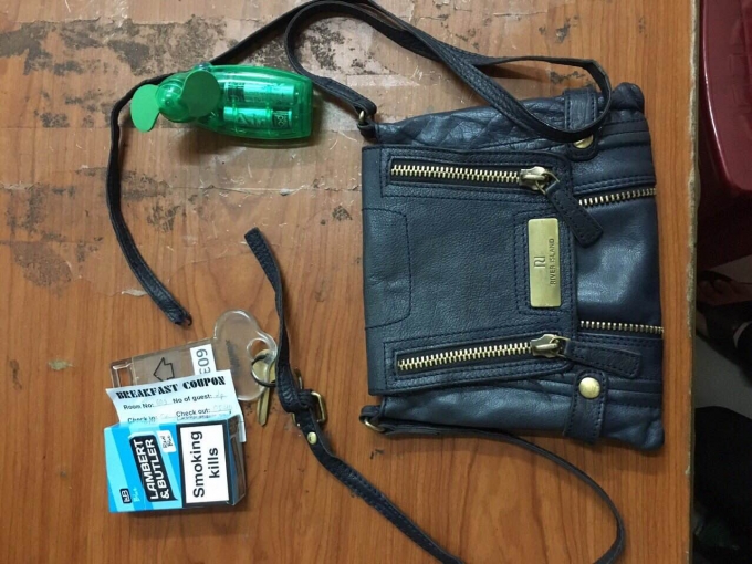 Chiếc t&uacute;i x&aacute;ch của nữ du kh&aacute;ch.