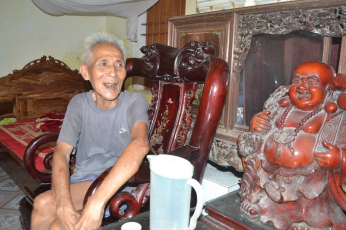 &Ocirc;ng Thưởng kể chuyện m&igrave;nh lấy hai vợ. (Ảnh Đ.H).