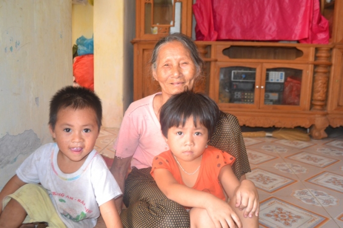 Vợ cả &ocirc;ng Thưởng kể chuyện hai chị em lấy chung chồng. (Ảnh Đ.H).