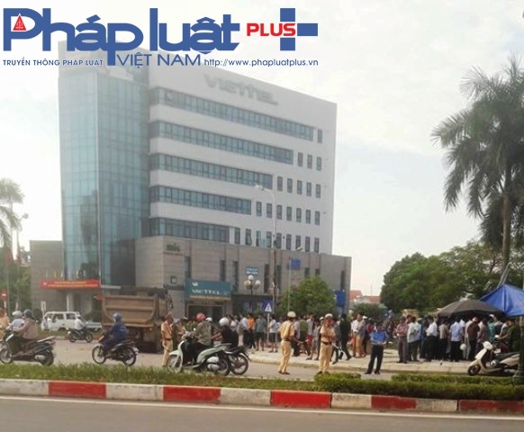 Lực lượng chức năng đến hiện trường điều tra v&agrave; ph&acirc;n l&agrave;n giao th&ocirc;ng.