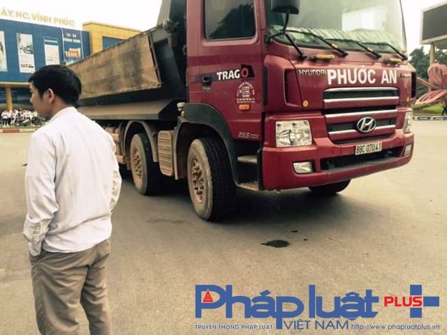 Người v&agrave; xe đạp điện nằm dưới gầm xe &ocirc; t&ocirc; tải