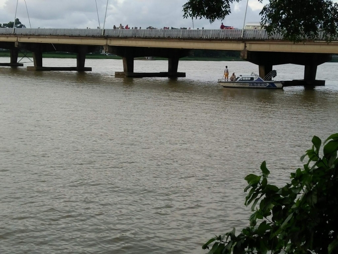 Cầu Ph&uacute; Xu&acirc;n nơi xảy ra vụ việc.