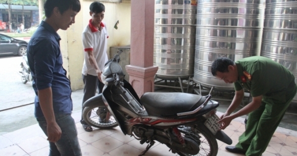 Bị CSGT dừng xe, nam thanh niên bỏ của chạy lấy người