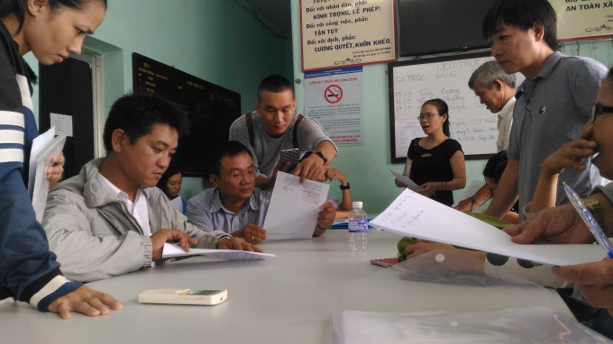 Các nạn nh&acirc;n đi khi&ecirc;́u nại vì &ldquo;s&acirc;̣p b&acirc;̃y&rdquo; dự án chung cư Gia Phú. (Ảnh chụp tại trụ sở PC46- C&ocirc;ng an TP HCM)