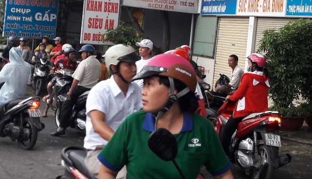 Người nh&agrave; bệnh nh&acirc;n k&eacute;o đến ph&ograve;ng kh&aacute;m để g&acirc;y &aacute;p lực, nhiều người đi đường hiếu kỳ tụ tập lại xem l&agrave;m n&aacute;o động 1 đoạn đường.