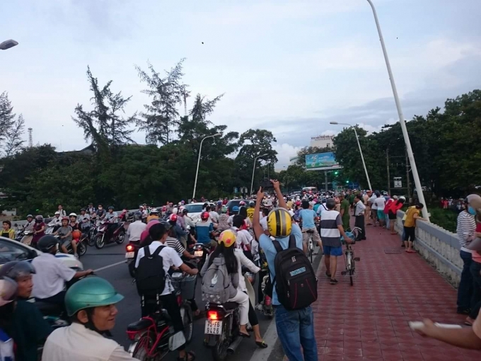 Vụ việc khiến giao th&ocirc;ng tr&ecirc;n cầu Ph&uacute; Xu&acirc;n &ugrave;n tắc.
