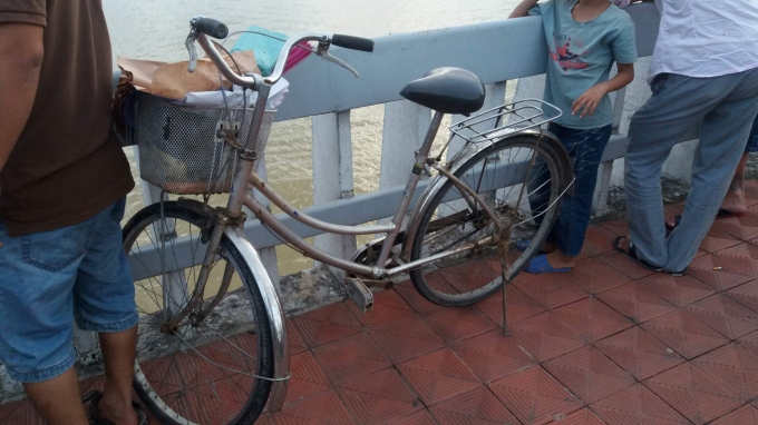 Chiếc xe đạp nghi l&agrave; của nạn nh&acirc;n để lại tr&ecirc;n cầu rồi nhảy s&ocirc;ng tử vẫn