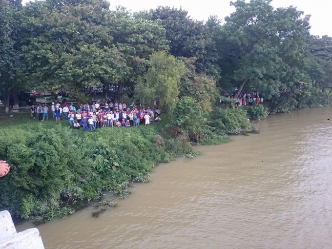 Người d&acirc;n tập trung theo d&otilde;i vụ việc b&ecirc;n bờ s&ocirc;ng Hương.