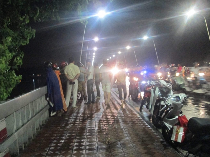 Nhiều người th&acirc;n ở hiện trường mong ng&oacute;ng tin tức của nạn nh&acirc;n trong đ&ecirc;m.