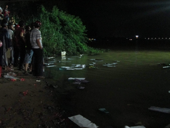 Người th&acirc;n r&atilde;i v&agrave;ng m&atilde; xuống s&ocirc;ng mong sớm t&igrave;m ra tung t&iacute;ch nạn nh&acirc;n trong đ&ecirc;m (4/10).