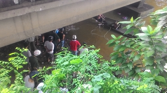 Thi thể được đưa v&agrave;o bờ.