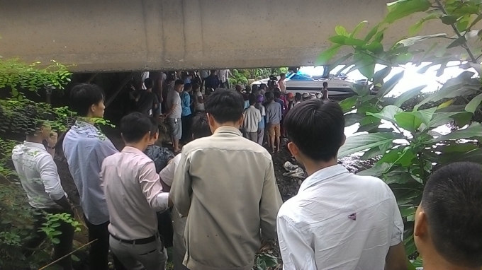 Hiện lực lượng chức năng đang tiến h&agrave;nh c&aacute;c thủ tục cần thiết trước khi b&agrave;n gia thi thể nạn nh&acirc;n cho gia đ&igrave;nh lo hậu sự