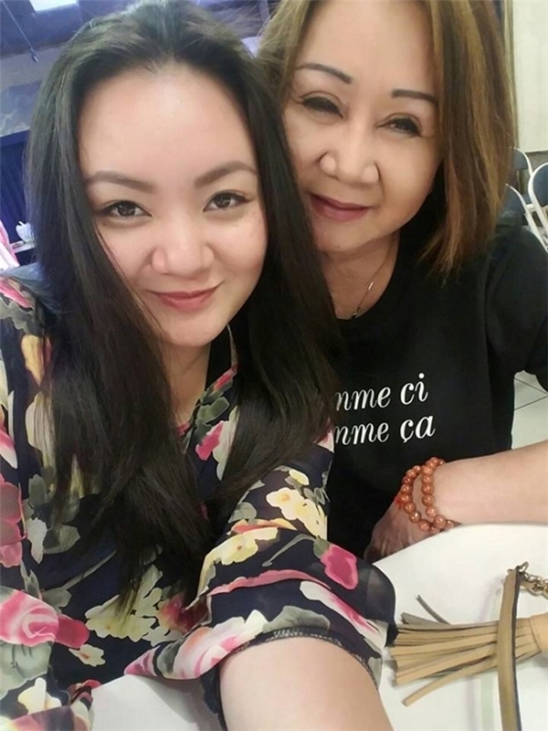 Cũng theo lời người th&acirc;n&nbsp;Xu&acirc;n Mai&nbsp;chia sẻ, hiện tại nữ ca sĩ&nbsp;l&agrave; lao động ch&iacute;nh trong gia đ&igrave;nh. Mẹ c&ocirc; hiện gi&agrave; yếu n&ecirc;n kh&ocirc;ng thể gi&uacute;p con g&aacute;i nhiều, c&ograve;n em trai c&ocirc; th&igrave; hiện đang học đại học, trong khi đ&oacute; &ocirc;ng x&atilde; của