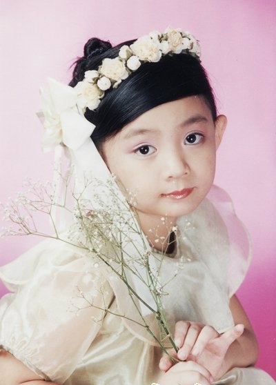 Xu&acirc;n Mai&nbsp;l&agrave; ca sĩ nh&iacute; nổi danh khi c&ograve;n ở tuổi mẫu gi&aacute;o, c&ocirc; từng kiếm được nhiều tiền nhờ biểu diễn v&agrave; b&aacute;n băng đĩa khi c&ograve;n ở Việt Nam. Song khi bố mẹ chia tay, năm 7 tuổi&nbsp;Xu&acirc;n Mai&nbsp;sang Mỹ định cư c&ugrave;ng mẹ v&agrave; em trai. C&ocirc; từng trở về Việt Nam năm 2009 song h&igrave;nh ảnh của nữ ca sĩ khi ở tuổi mới lớn kh&ocirc;ng được kh&aacute;n giả đ&oacute;n nhận như trước.