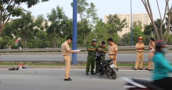 Đâm vào gốc cây trên đại lộ, người phụ nữ tử vong