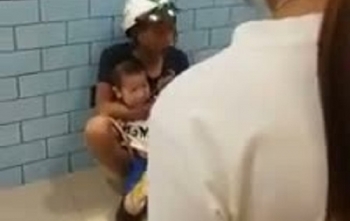 Dùng dao uy hiếp cháu bé gây náo loạn tại siêu thị