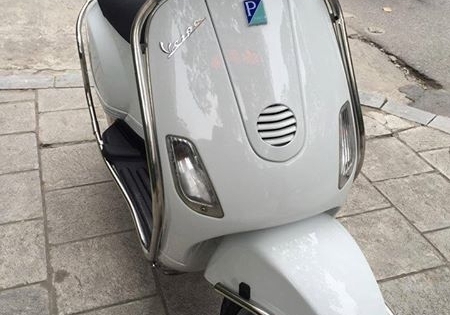 Bán gấp xe Vespa Piaggio màu trắng đã qua sử dụng.