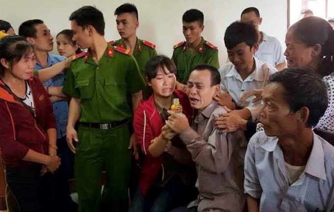 Bị c&aacute;o v&agrave; rất đ&ocirc;ng người nh&agrave; li&ecirc;n tục &ograve;a kh&oacute;c nức nở trước t&ograve;a.