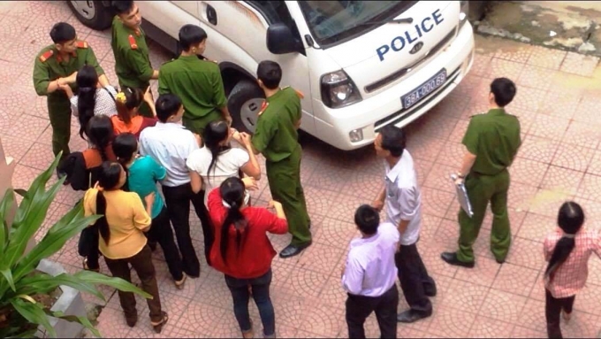 Người nh&agrave; bị c&aacute;o Đinh Thiện chạy theo xe chở phạm nh&acirc;n, n&iacute;u k&eacute;o người chồng, người cha vướng v&ograve;ng lao l&yacute;.