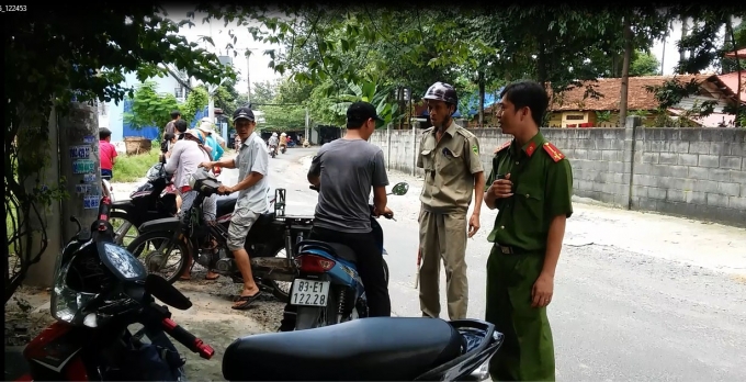 Người d&acirc;n tập trung theo d&otilde;i vụ việc.