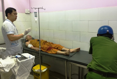 Một sư thầy đang điều trị tại bệnh viện.