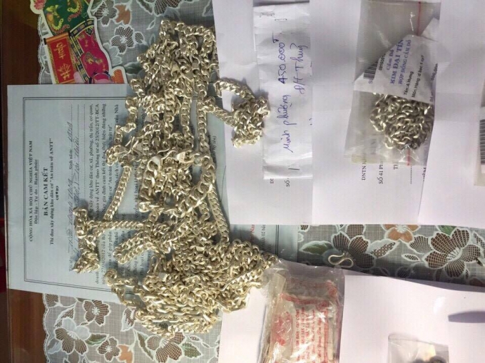 Bắt 4 đối tượng mang v&agrave;ng bạc giả đi cầm cố