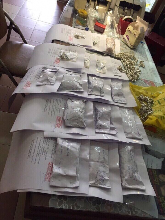 Bắt 4 đối tượng mang v&agrave;ng bạc giả đi cầm cố