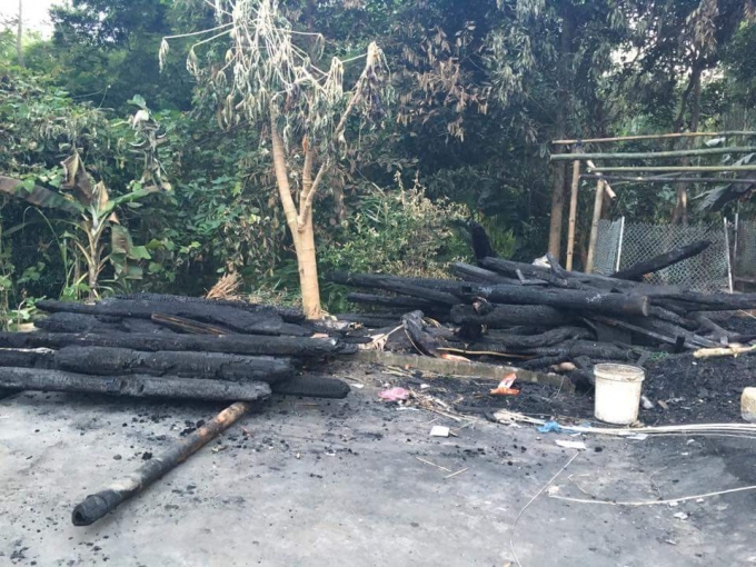 Ng&ocirc;i nh&agrave; của chị Khuyến v&agrave; anh Dũng giờ chỉ c&ograve;n lại&nbsp;đống than củi.