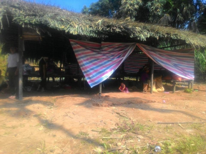 Hiện tại gia&nbsp;đ&igrave;nh anh Dũng v&agrave; chị Khuyến&nbsp;đang&nbsp;ở trong l&aacute;n&nbsp;tạm do h&agrave;ng x&oacute;m v&agrave; ch&iacute;nh quyền dựng gi&uacute;p.