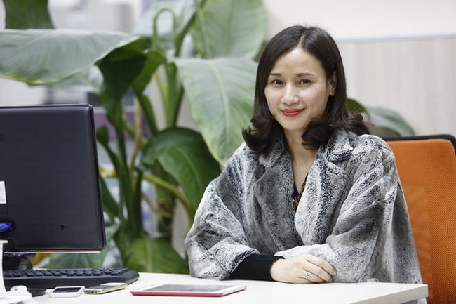 Nh&agrave; b&aacute;o L&ecirc; B&igrave;nh.        Nh&agrave;&nbsp;b&aacute;o&nbsp;L&ecirc; B&igrave;nh sinh năm 1973, qu&ecirc; ở H&agrave; Nam,&nbsp;gi&aacute;m đốc Trung t&acirc;m VTV24, Đ&agrave;i Truyền h&igrave;nh Việt Nam. L&ecirc; B&igrave;nh phụ tr&aacute;ch chương&nbsp;tr&igrave;nh &ldquo;Chuyển động 24h&rdquo; ph&aacute;t tr&ecirc;n&nbsp;VTV1 l&uacute;c&nbsp;11g15 v&agrave; 18g30 h&agrave;ng ng&agrave;y bắt đầu từ 10-10-2014.