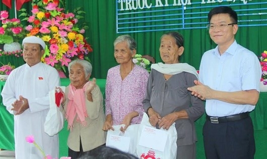 Bộ trưởng Bộ Tư ph&aacute;p c&ugrave;ng Đo&agrave;n ĐBQH tỉnh Ki&ecirc;n Giang đơn vị số 2 đ&atilde; trao 3 phần cho c&aacute;c gia đ&igrave;nh c&oacute; ho&agrave;n cảnh kh&oacute; khăn tr&ecirc;n địa b&agrave;n x&atilde; Hưng Y&ecirc;n.