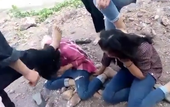 H&igrave;nh ảnh 2 nữ sinh THCS bị một nh&oacute;m nữ sinh kh&aacute;c đ&aacute;nh đập thậm tệ. (ảnh cắt từ clip).