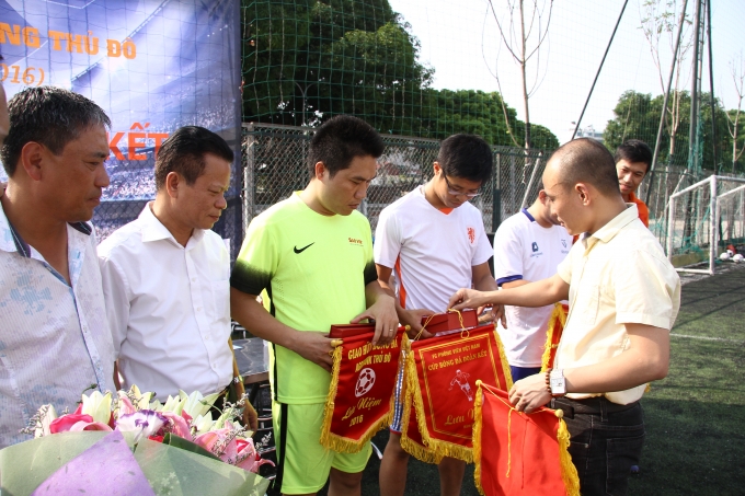 Nh&agrave; b&aacute;o Phạm Quốc Cường - Trưởng BTC giải trao cờ đến với Đội trưởng c&aacute;c đội b&oacute;ng tham gia c&uacute;p Đo&agrave;n Kết.&nbsp;