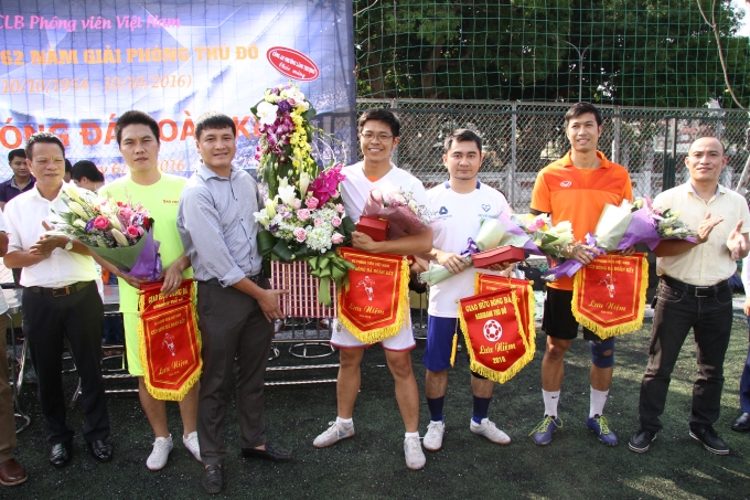 Đại diện C&ocirc;ng an phường L&aacute;ng Thượng tặng hoa v&agrave; cờ lưu niệm cho c&aacute;c đội.