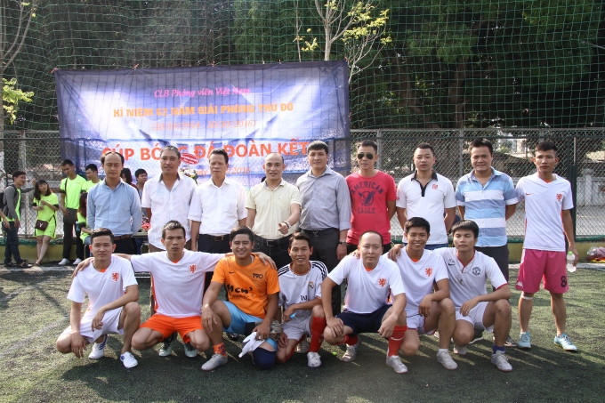 BTC chụp ảnh lưu niệm với đội b&oacute;ng FC Ph&oacute;ng vi&ecirc;n.