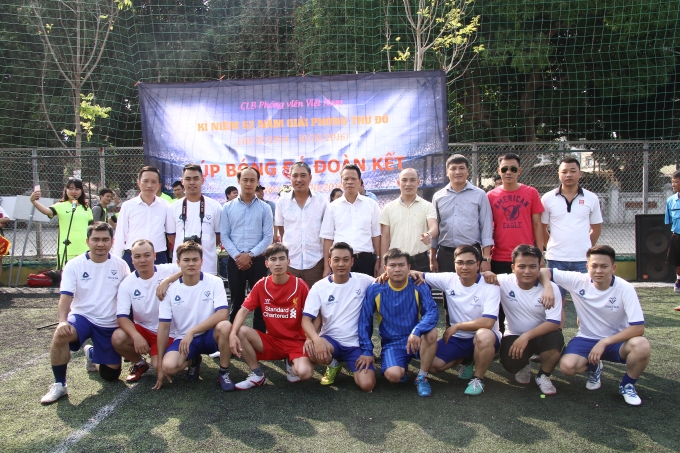 Đội b&oacute;ng LongGiang Land chụp ảnh lưu niệm c&ugrave;ng Ban tổ chức.