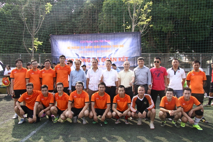 Đội b&oacute;ng Ng&acirc;n h&agrave;ng Agribank Thủ đ&ocirc; trong m&agrave;u &aacute;o da cam.
