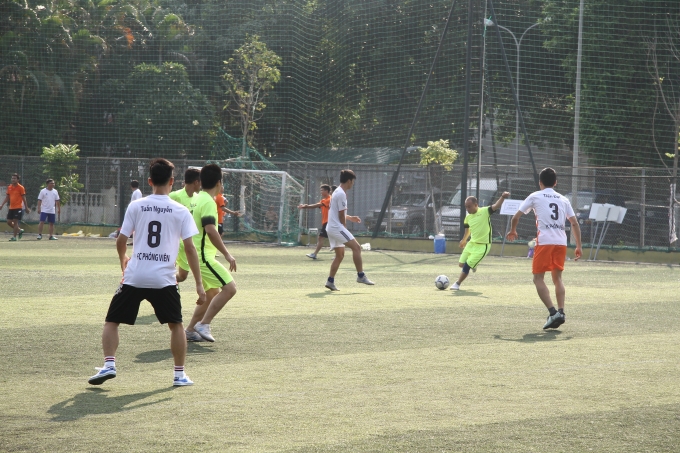 &nbsp;Một pha b&oacute;ng gay cấn giữa hai đội tham gia giải.