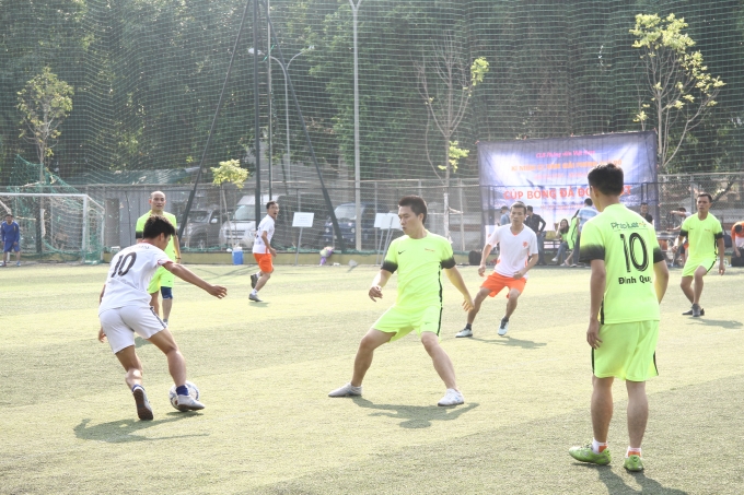 Pha đi b&oacute;ng giữa FC Ph&oacute;ng vi&ecirc;n v&agrave; đội b&oacute;ng Ph&aacute;p luật Plus.