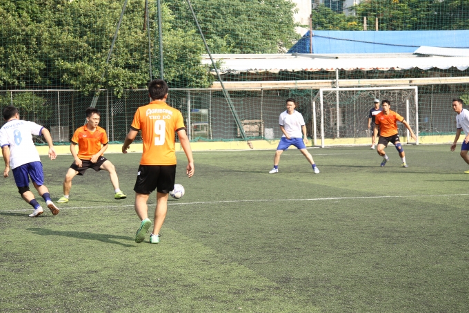 Trận đấu giữa đội Ng&acirc;n h&agrave;ng Aribank Thủ đ&ocirc; v&agrave; Long Giang Land.