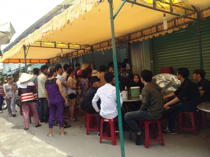 Gia đ&igrave;nh tổ chức đ&aacute;m tang cho c&aacute;c nạn nh&acirc;n.